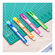 DELİ 2054 PLASTİK NEON DAR MAKET BIÇAĞI 9mm (0.4mm KALINLIK)(SK5 JAPON ÇELİĞİ) - DELİ